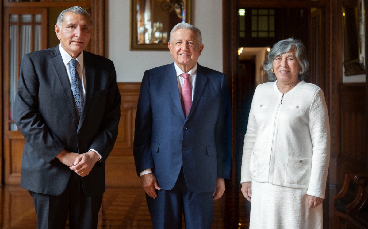 La nueva consejera jurídica junto al Presidente y al secretario de Gobernación. (Gobierno de México)