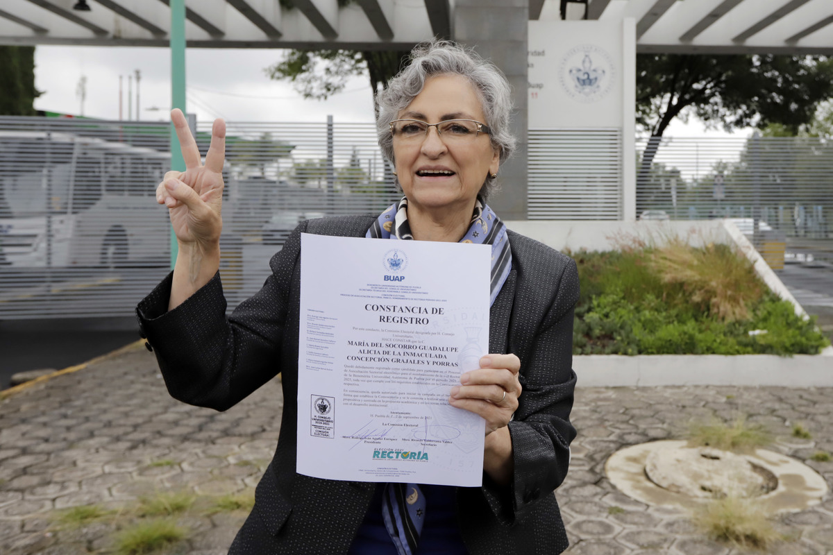 Guadalupe Grajales realiza su registro como candidata a la rectoría de la BUAP. (Agencia Enfoque)