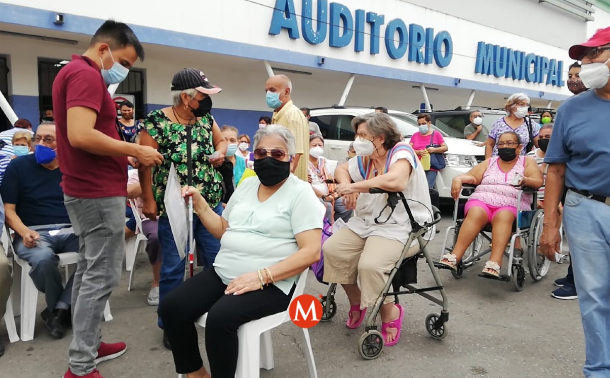 Improvisan módulo de pago a adultos mayores y los atenderán en la calle. (Yazmín Sánchez)