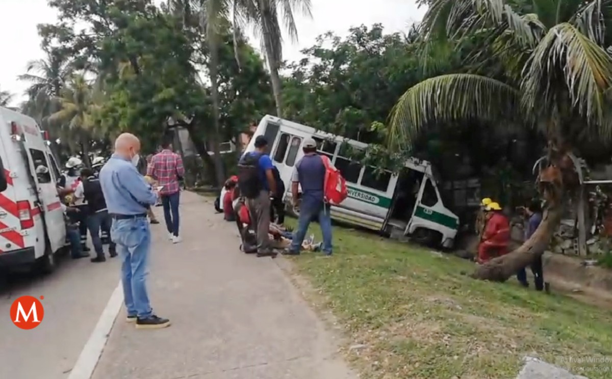 Microbús choca contra canal pluvial de la laguna del Carpintero. (Telediario Tampico)