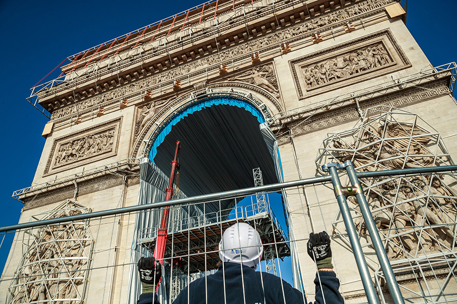 El monumento será cubierto de 25.000 m2 de tela de polipropileno reciclable color azul plateado. |EFE
