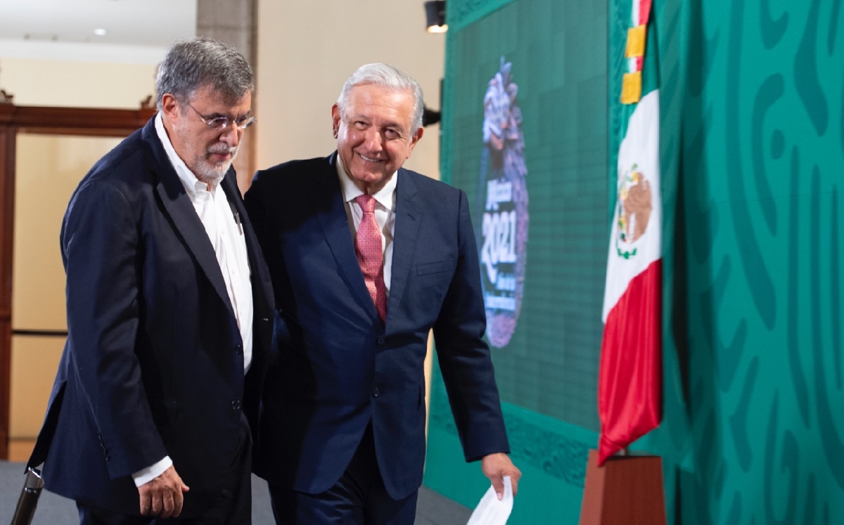 El Presidente y Julio Scherer Ibarra saliendo de la conferencia mañanera de hoy. (Cortesía)