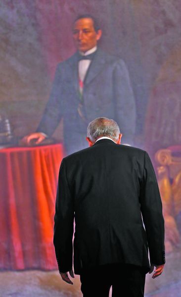 El Presidente en el Salón Escudos del recinto Juárez. EFE