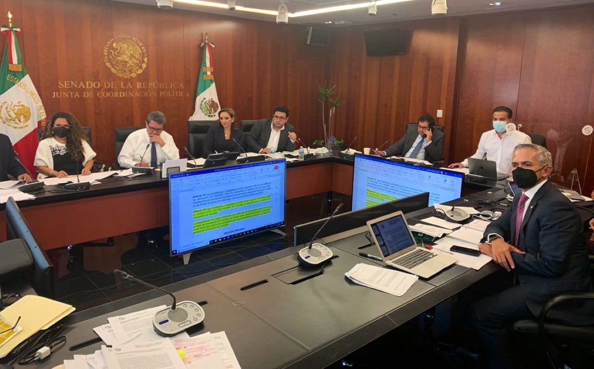 Ricardo Monreal se reúne con la oposición para discutir la pregunta de la revocación de mandato. Foto: Especial