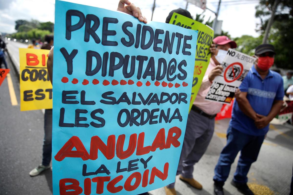 Salvadoreños piden anular la ley del bitcoin y continuar con el dólar. (EFE)