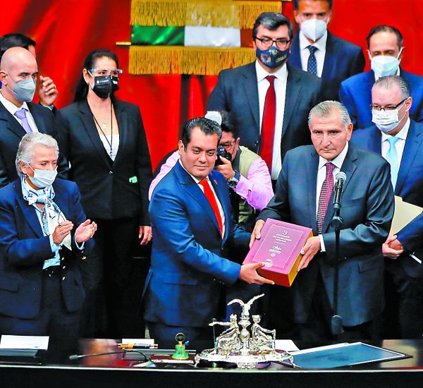 El Secretario de Gobernación entrega el documento a diputados. ARIANA PÉREZ