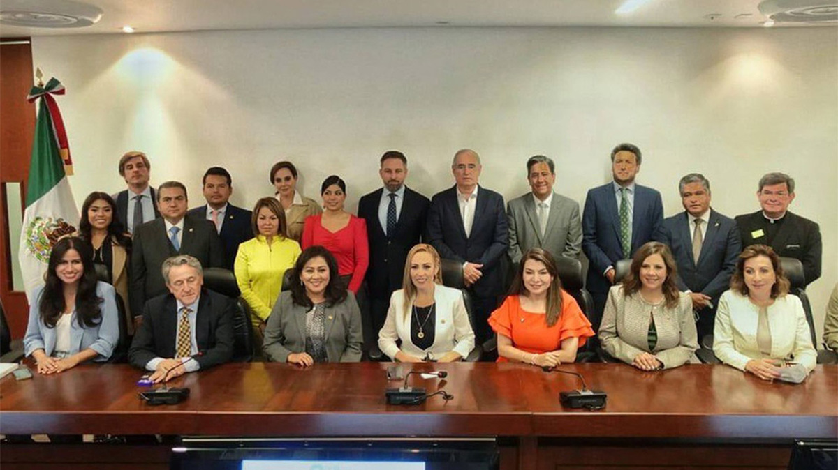 Senadores del PAN y presidente de VOX firman carta