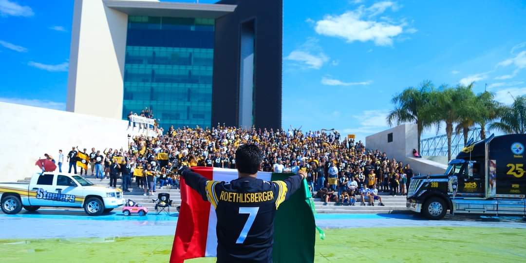 Aficionados al equipo de futbol americano Pittsburg Steelers en La Laguna. (Especial)
