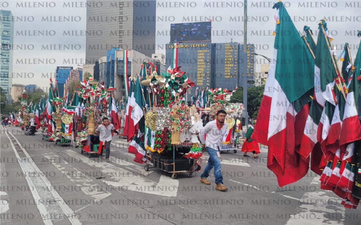 Comerciantes de artículos patrios marchando | Ramón Ramírez
