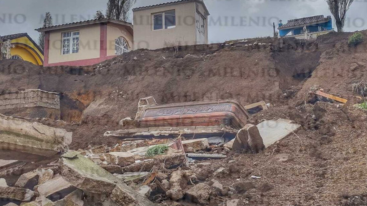 Derrumbe en panteón en Puebla deja ataúdes expuestos