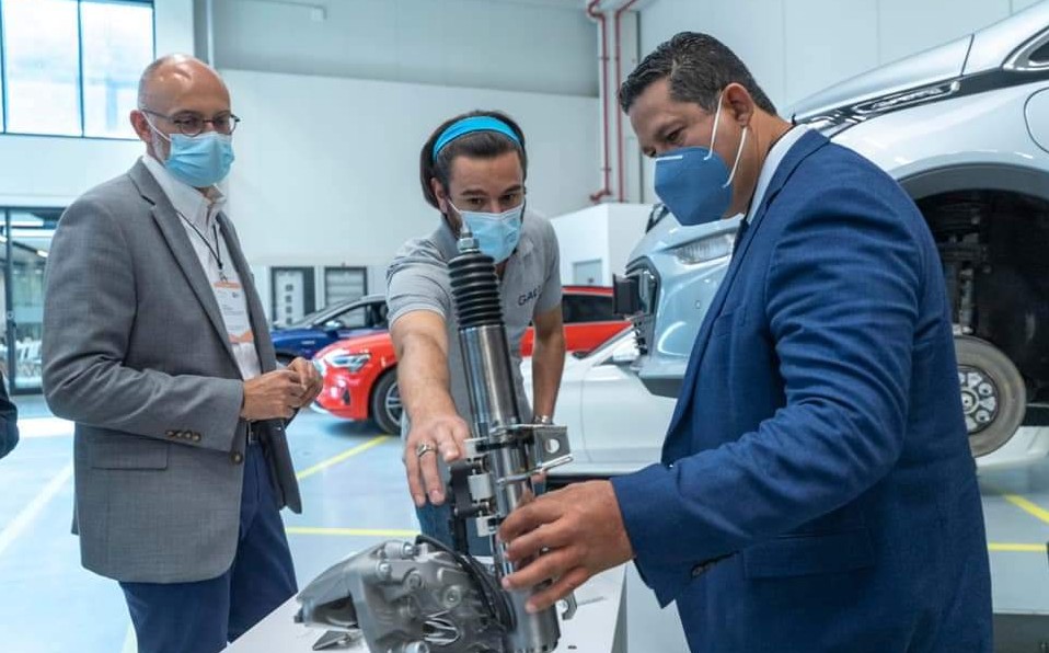 La empresa automotriz de origen italiano fabrica pastillas de frenos, amortiguadores y otros componentes.