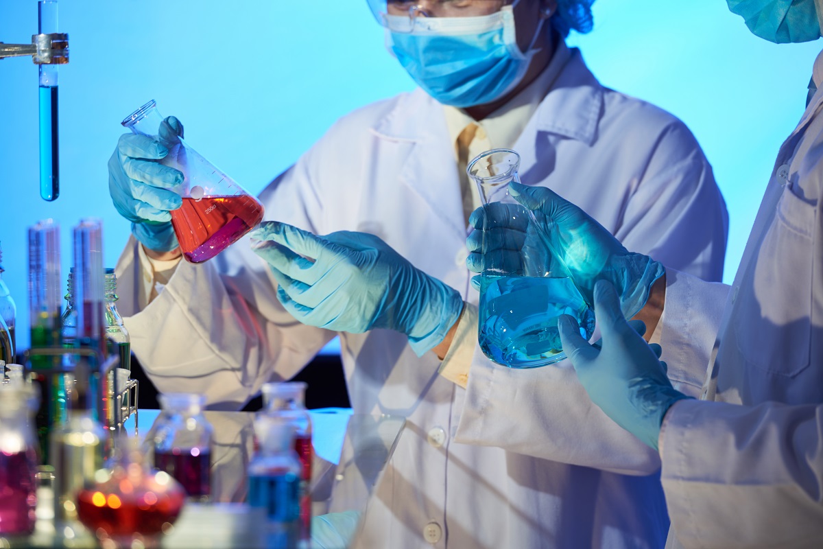 Científicos con instrumentos de laboratorio  (freepik.es)