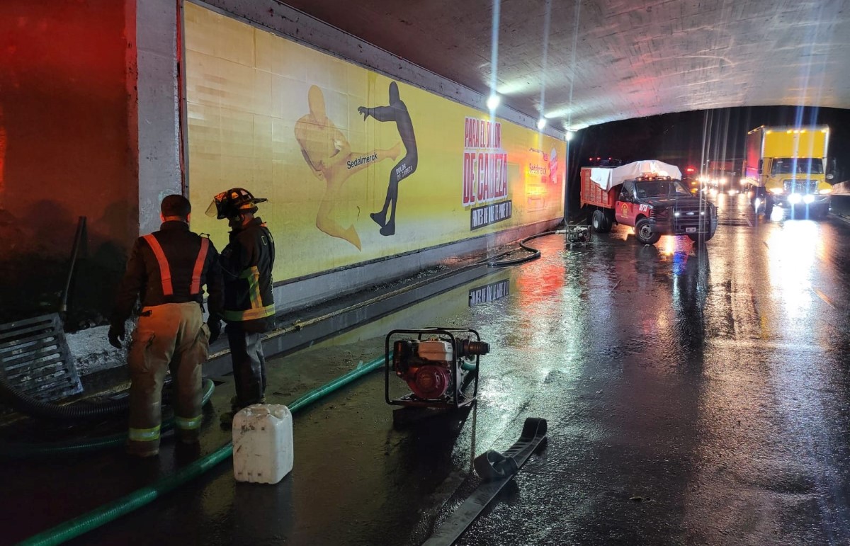 La inundación afectó dos carriles de Insurgentes, a la altura de Circuito Interior. | Ramón Ramírez