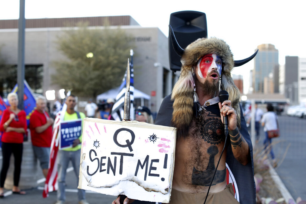 Jacob Chansley, el llamado 'QAnon Shaman', tendrá que estar preso durante 4 años. (AP / Archivo)