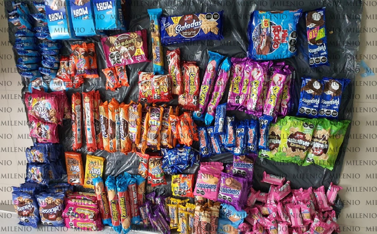 La pareja arribó a una tienda de abarrotes.