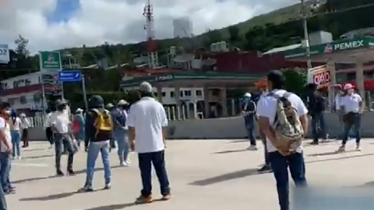 Normalistas bloquean la autopista del Sol en Guerrero; exigen mesa de trabajo