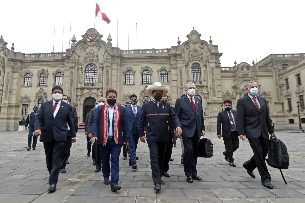Pedro Castillo caminando junto con su gabinete en el Congreso de Perú. (AFP)