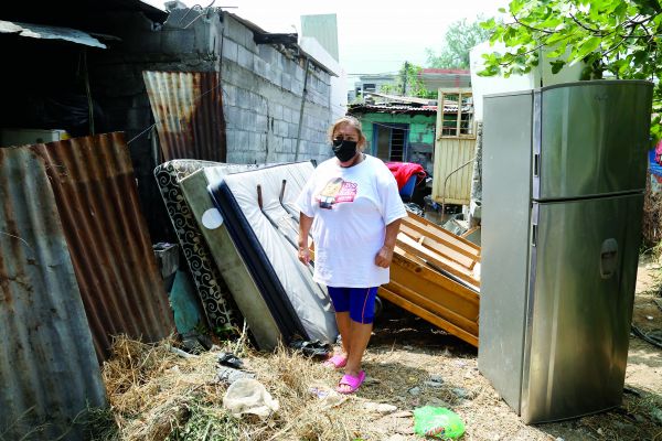 Rosalía Jasso fue reubicada en su patio; reclama daño a sus muebles. Jorge López