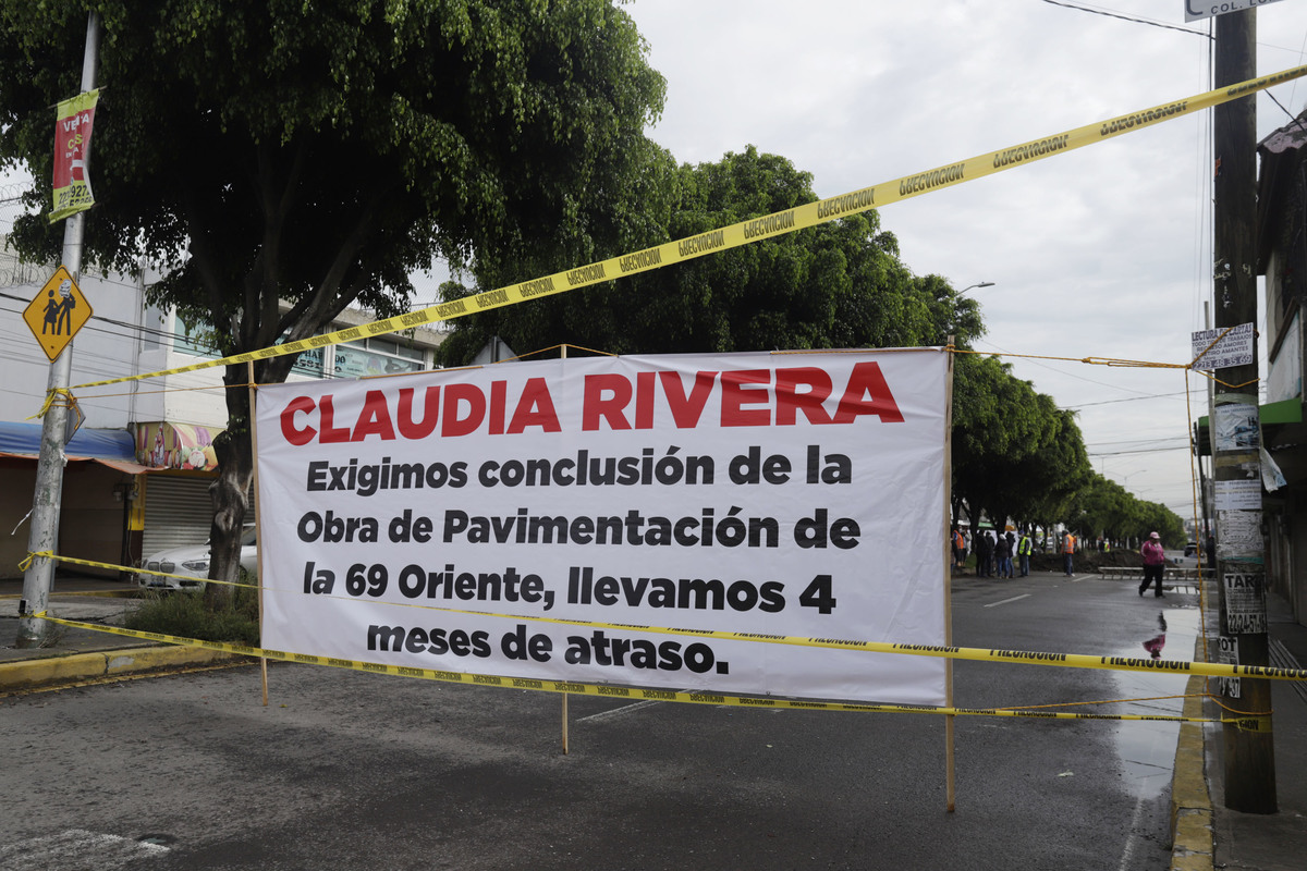 Vecinos de la colonia Villa Universitaria cierran la circulación vial en la Prolongación de la 14 Sur. (Agencia Enfoque)