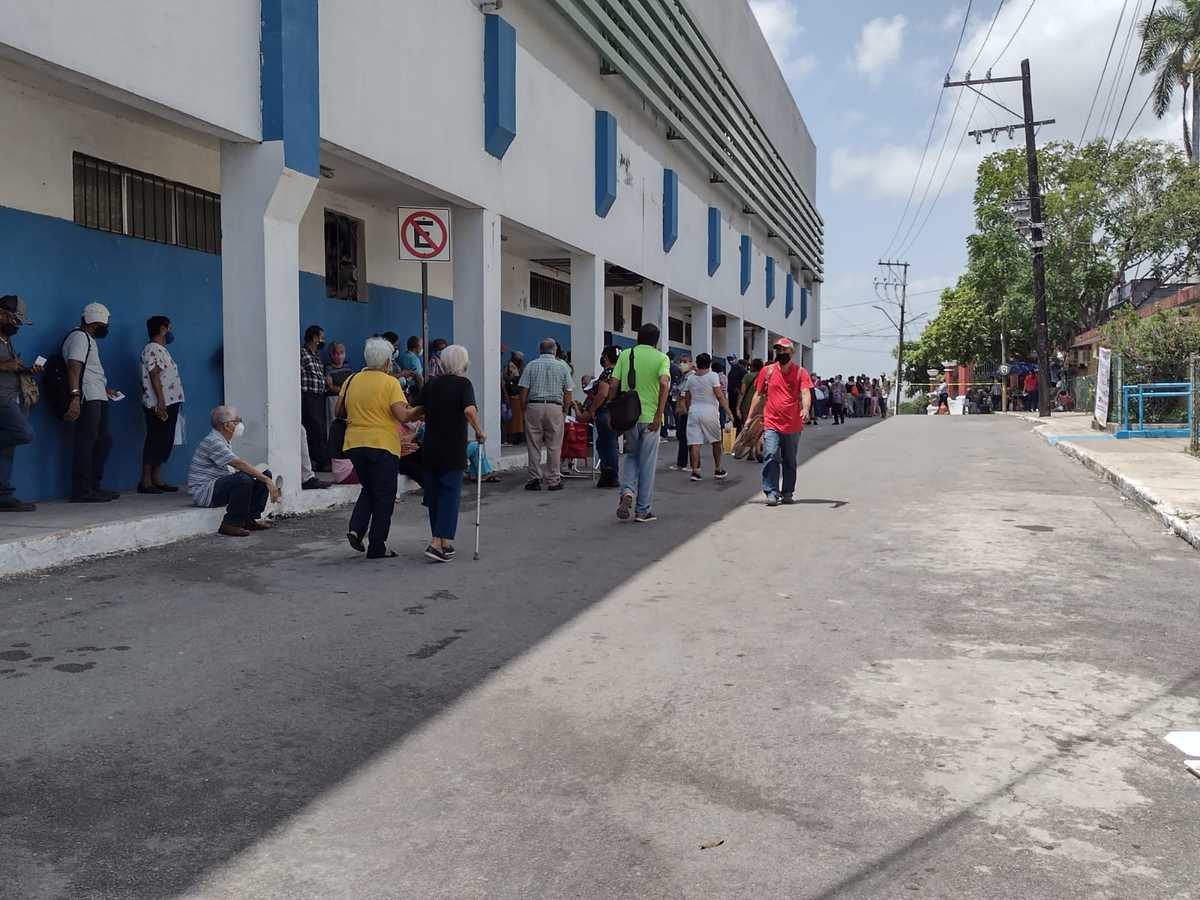 Abuelitos acudieron a recibir orden de pago para su pensión (Leticia Gutiérrez)