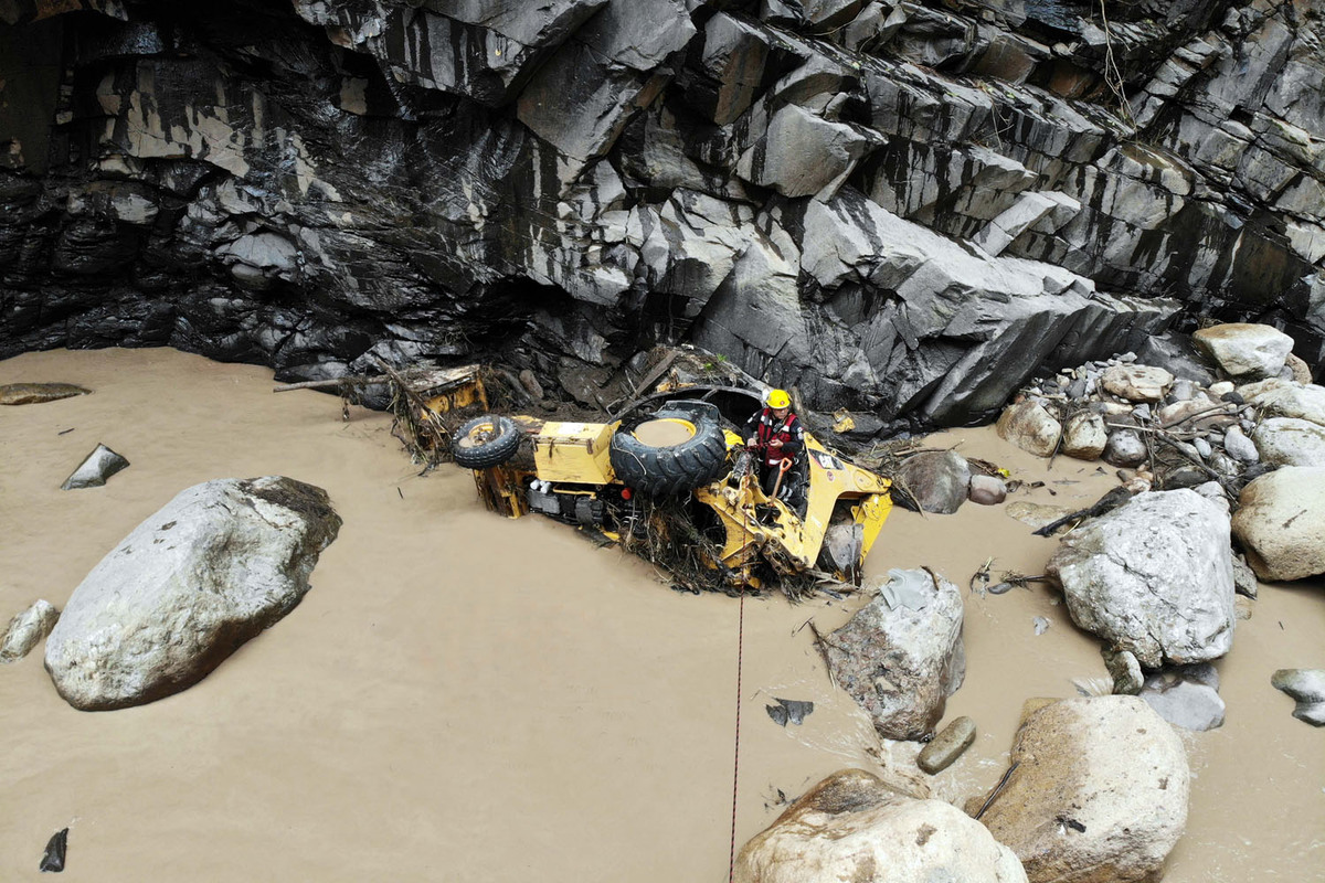 Cae maquinaria en río Apulco y deja a operadores desaparecidos. (Especial)