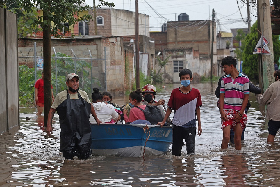 DIF Jalisco brinda apoyo a colonias afectadas tras inundación en Tlaquepaque (Fernando Carranza)