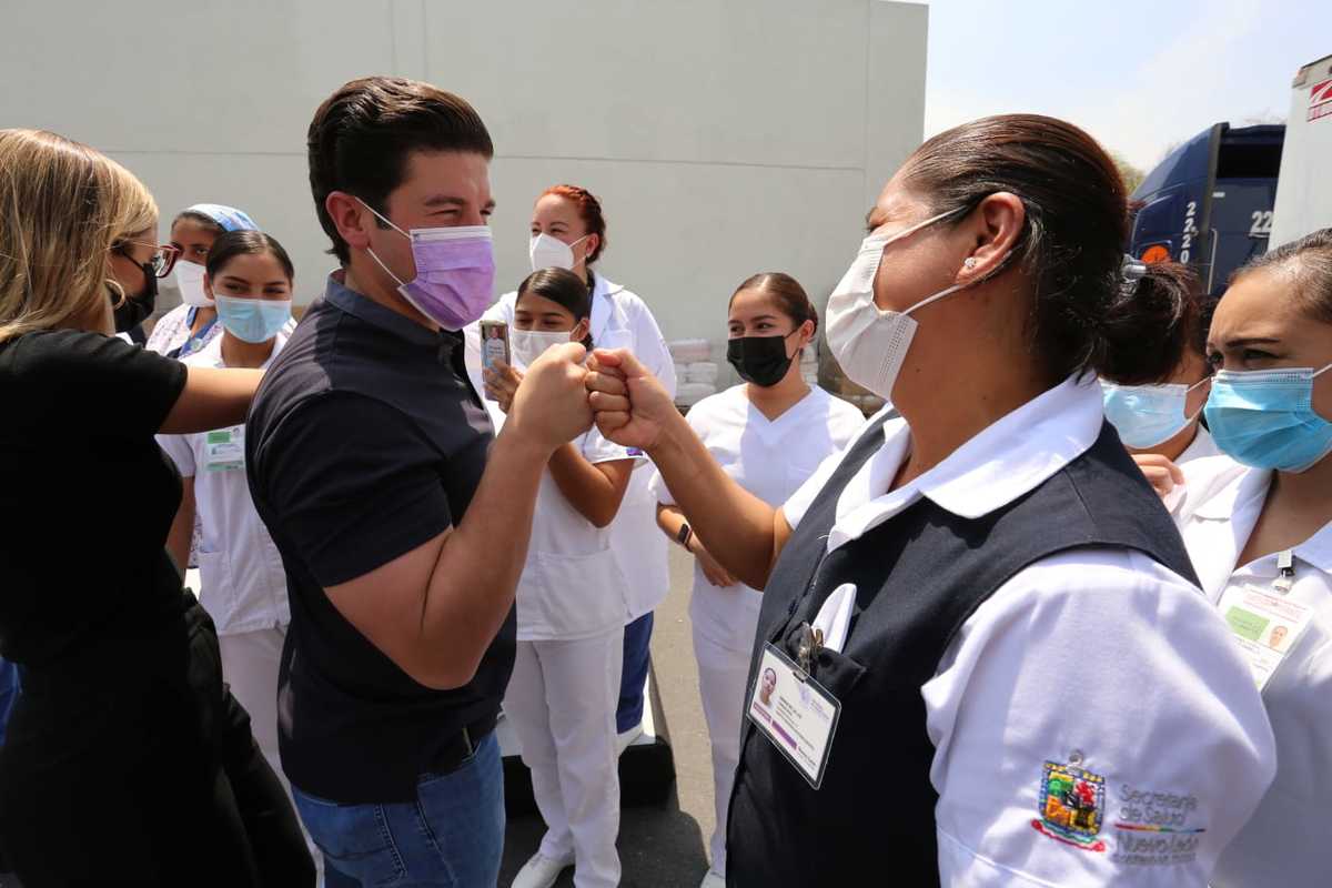 Entrega Samuel García primer tráiler de insumos para combatir covid en Hospital Metropolitano. Foto: Roberto Alanís