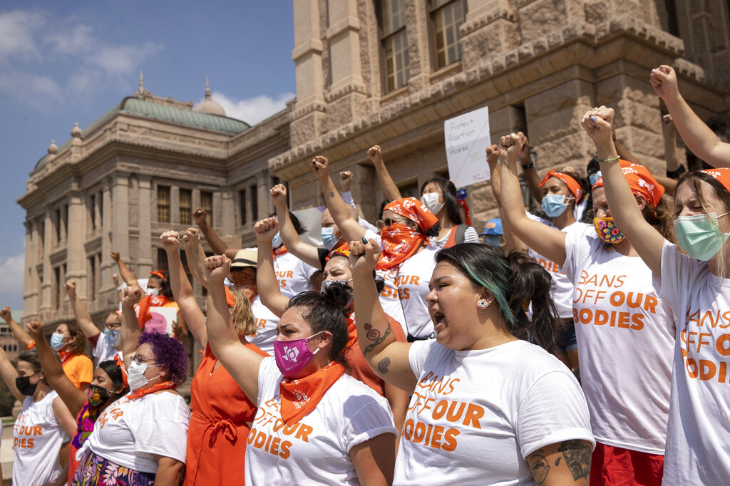 Miles de mujeres protestando a las afueras de la Corte Suprema de Eu tras su fallo contra el aborto. (AP)