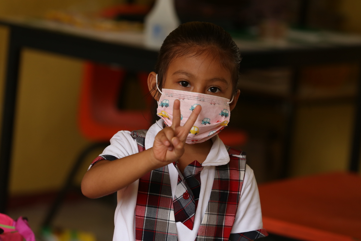 Una niña usando cubrebocas en el salón de clases. (Octavio Hoyos)