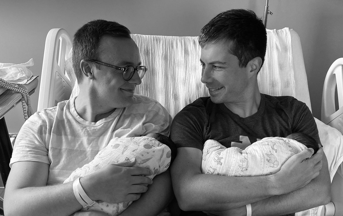 Pete Buttigieg, junto a su esposo Chasten Glezman, mostrando a sus gemelos. (Twitter: Pete Buttigieg)