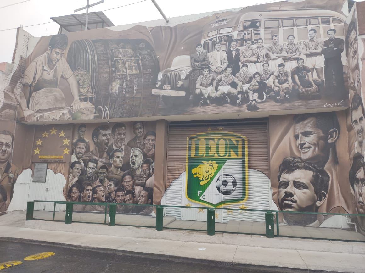 Plasman 77 años de historia del Club León con Mural en Barrio Arriba