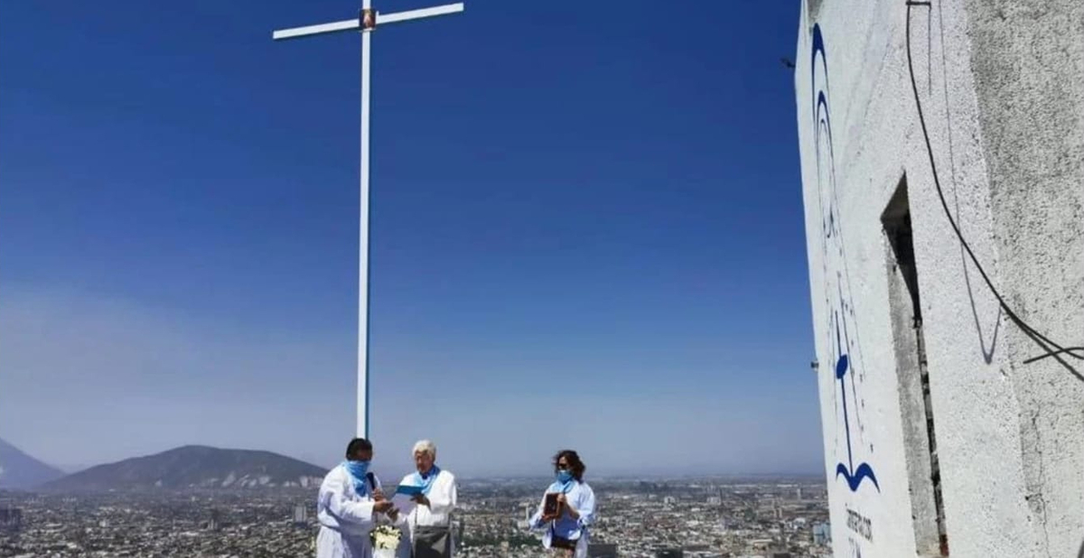 El 14 de abril de 2020, fue colocada y bendecida una enorme cruz metálica en el sitio. Foto: Especial