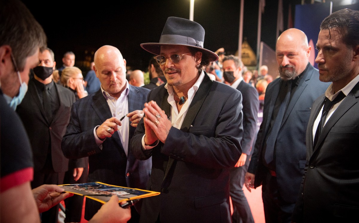 El actor estadounidense Johnny Depp firma autógrafos en la alfombra roja del 47o Festival de Cine de Estados Unidos de Deauville en Deauville, en el o