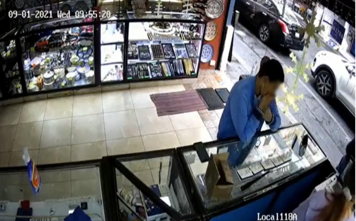 Hombre se come cuatro anillos para robar una joyería de Puebla | Especial