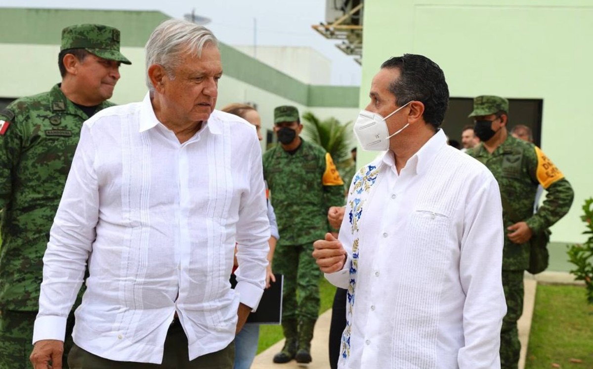 López Obrador  y Carlos Joaquín, gobernador de Quintana Roo, durante la supervisión del Tren Maya. | Twitter