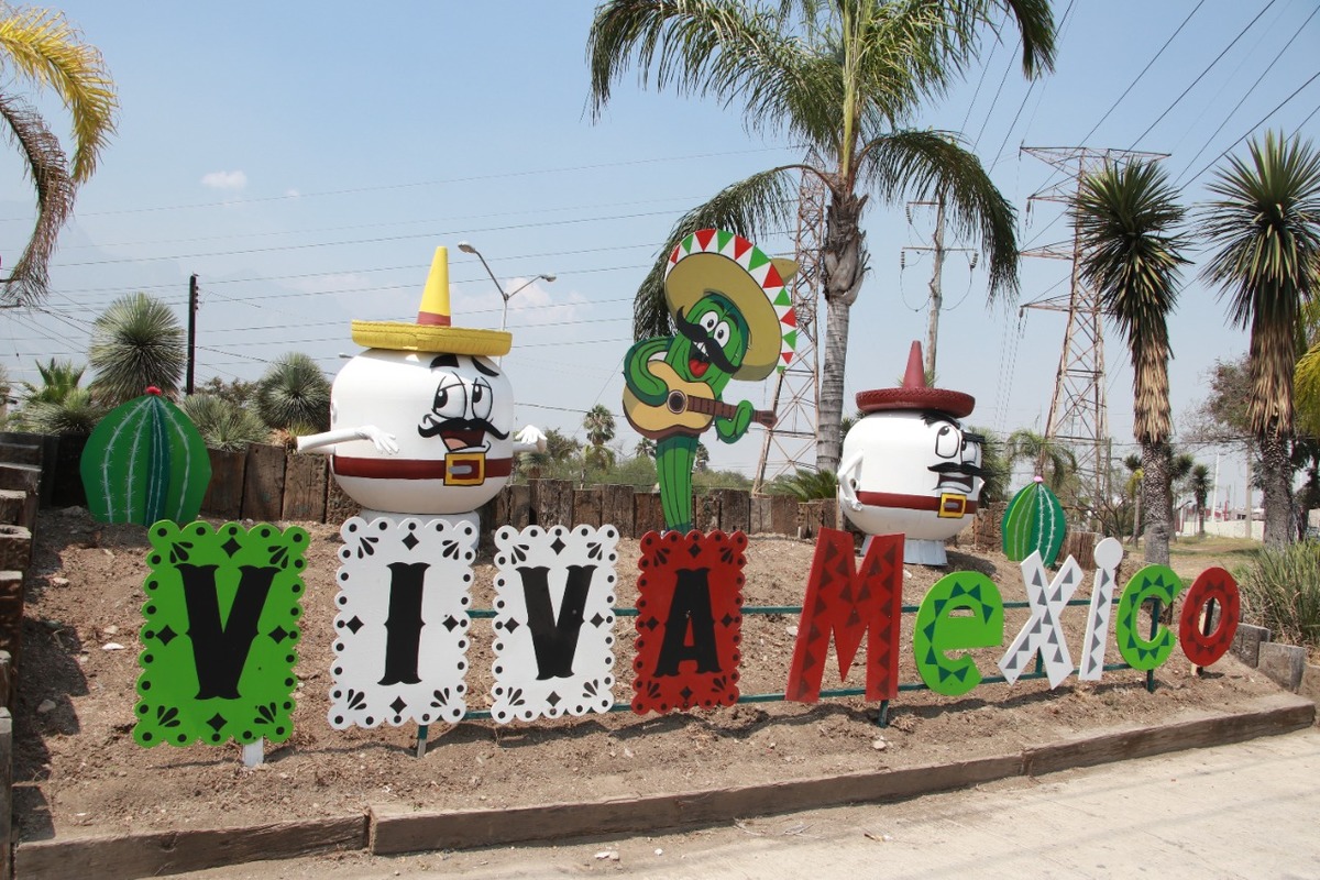 Pintan a Santa Catarina de colores patrios. Foto: Especial