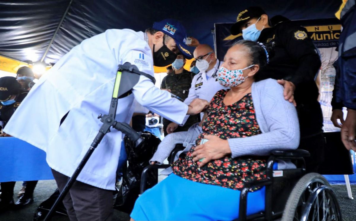 El Presidente de Guatemala afirmó que día con día el personal médico, PNC y Ejército continúan con el Plan Nacional de Vacunación. Foto: Twitter