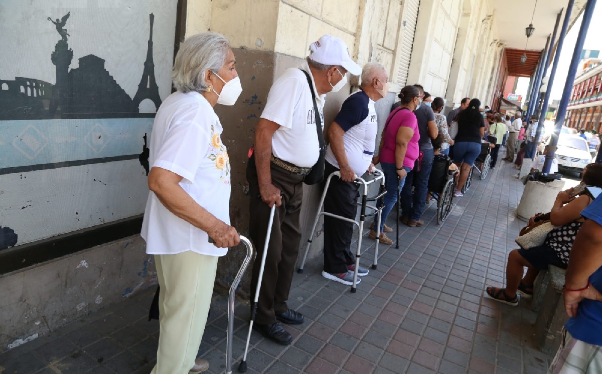 Adultos mayores reciben pago de pensión universal en Tampico. (Yazmín Sánchez)