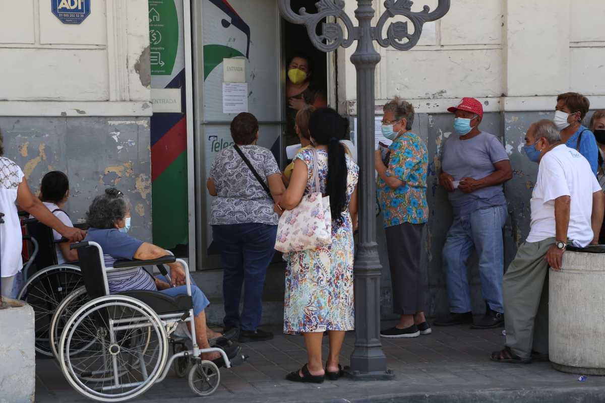 Algunos adultos mayores tuvieron que esperar hasta 15 horas para cobrar su pensión (Yazmín Sánchez)