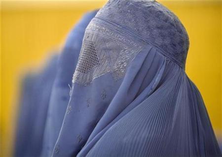La burka cubre prácticamente todo el cuerpo de la mujer. | Reuters