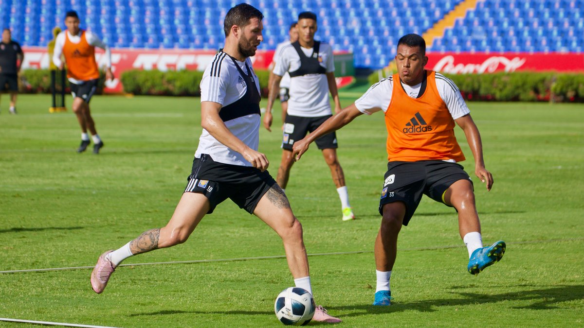 Gignac durante un entrenamiento con Tigres (Twitter @TigresOficial)