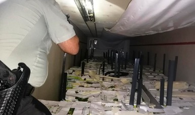 Los informes señalan que en el techo de la caja seca de la unidad había un compartimiento que ocultaba diversas charolas. Foto: Especial