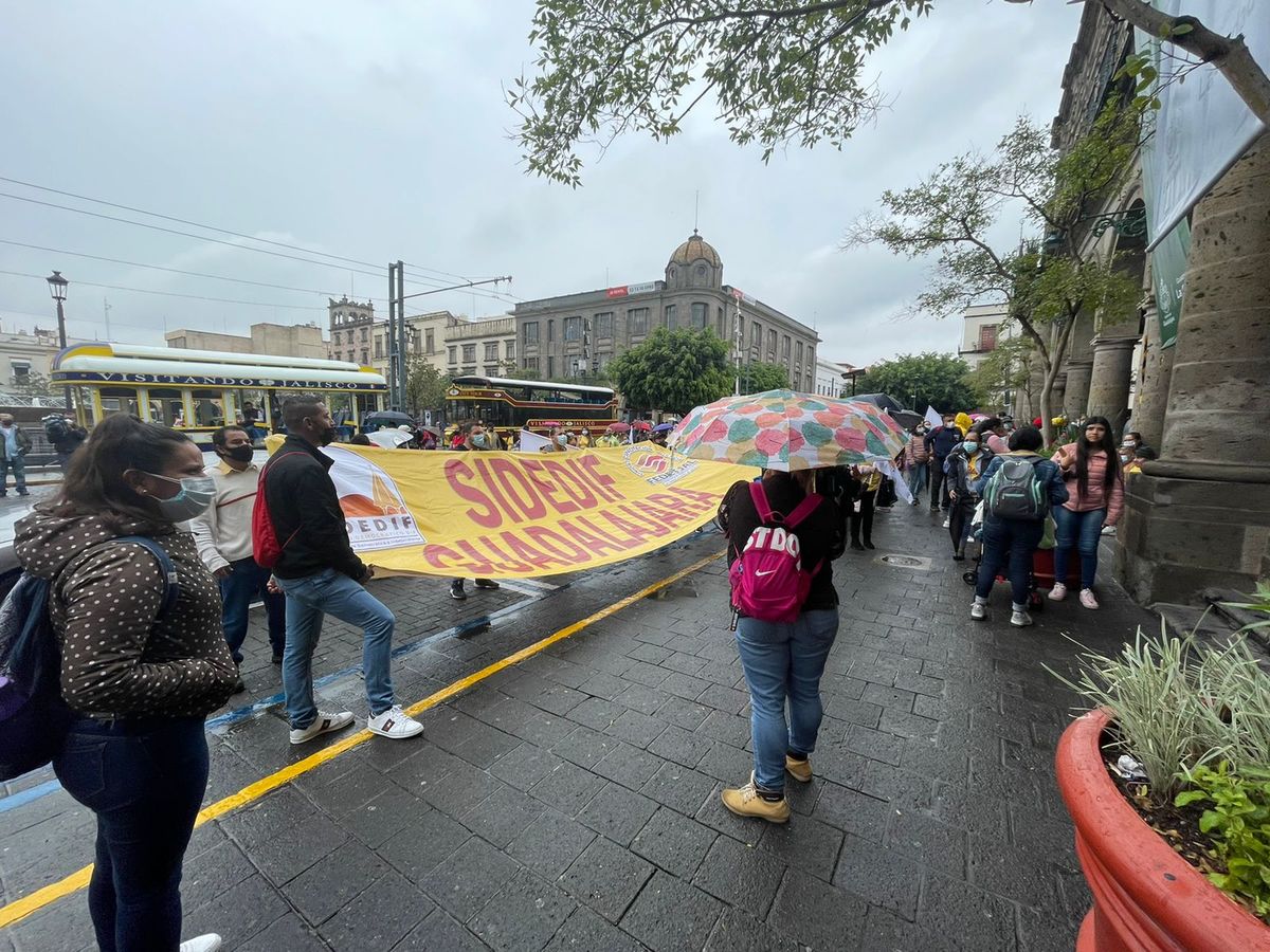 Cerca de mil 400 trabajadores sindicalizados del DIF Guadalajara se manifestaron. (Karla Rodríguez)