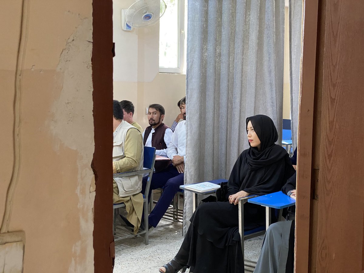 Las mujeres en Afganistán ya comenzaron a ser separada de los hombres en las salas de clases. | Foto @mortazabehboudi