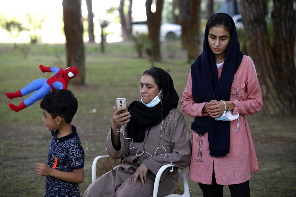 Las mujeres en Afganistán enfrentan los fuegos de los talibanes y del Estado Islámico. (AFP)