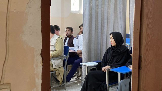 Usar niqab y sin clases mixtas; Talibán aplica medidas a mujeres estudiantes de Afganistán