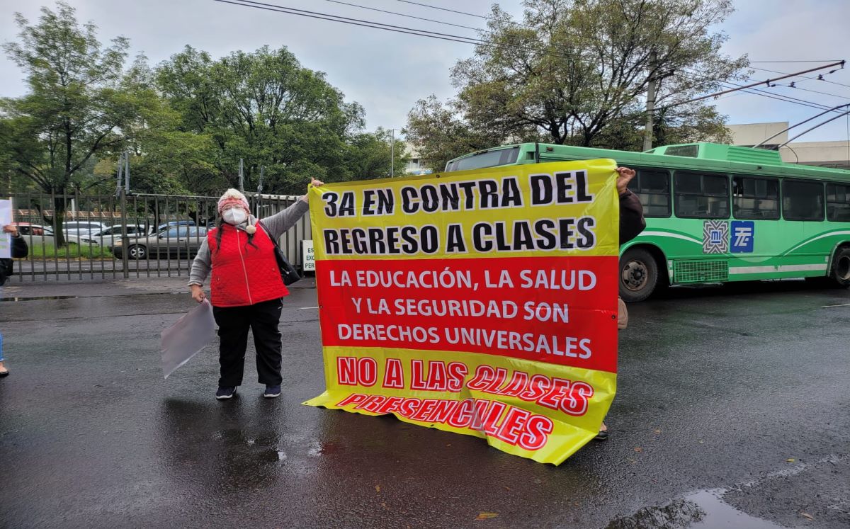Padres de familia de una primaria en Azcapotzalco denuncian contagio de covid-19 de maestros. Foto: Ramón Ramírez