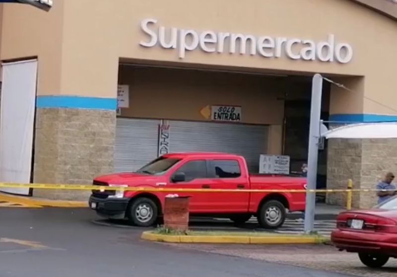 Personal del supermercado fue evacuado.