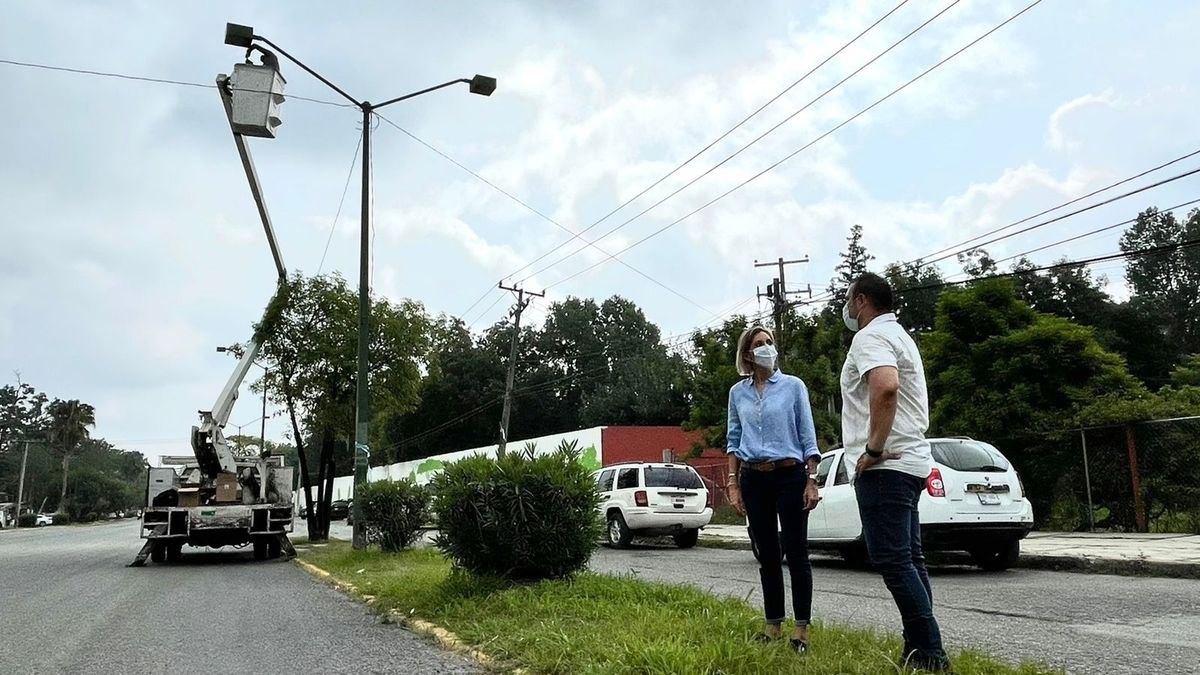 Pilar Gómez supervisa los trabajos de reparación de luminarias