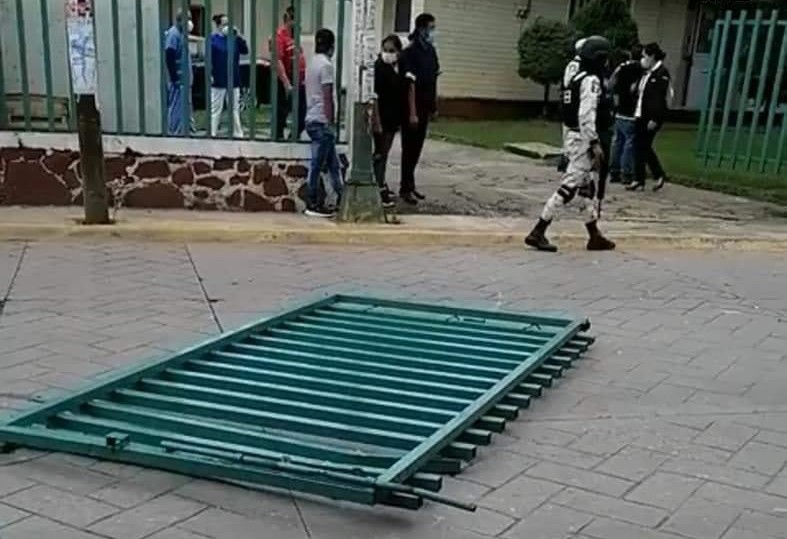 Al salir daño la puerta del centro médico. (Especial)